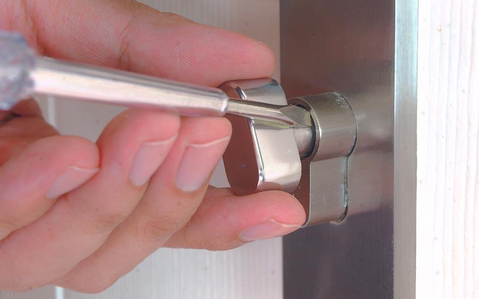 Istres comment ouvrir une porte blindée claquée Bricard